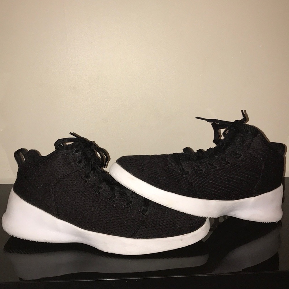 Basketball shoes